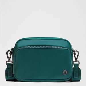 Lululemon Everywhere Crossbody Bag 2L Metal Hardware- Deep Marina/Gunmetal